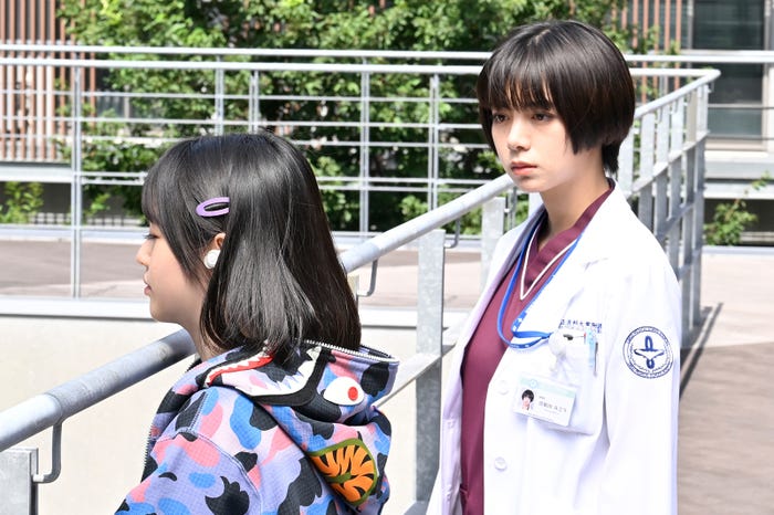 池田エライザ「祈りのカルテ 研修医の謎解き診察記録」第1話より(C)日本テレビ