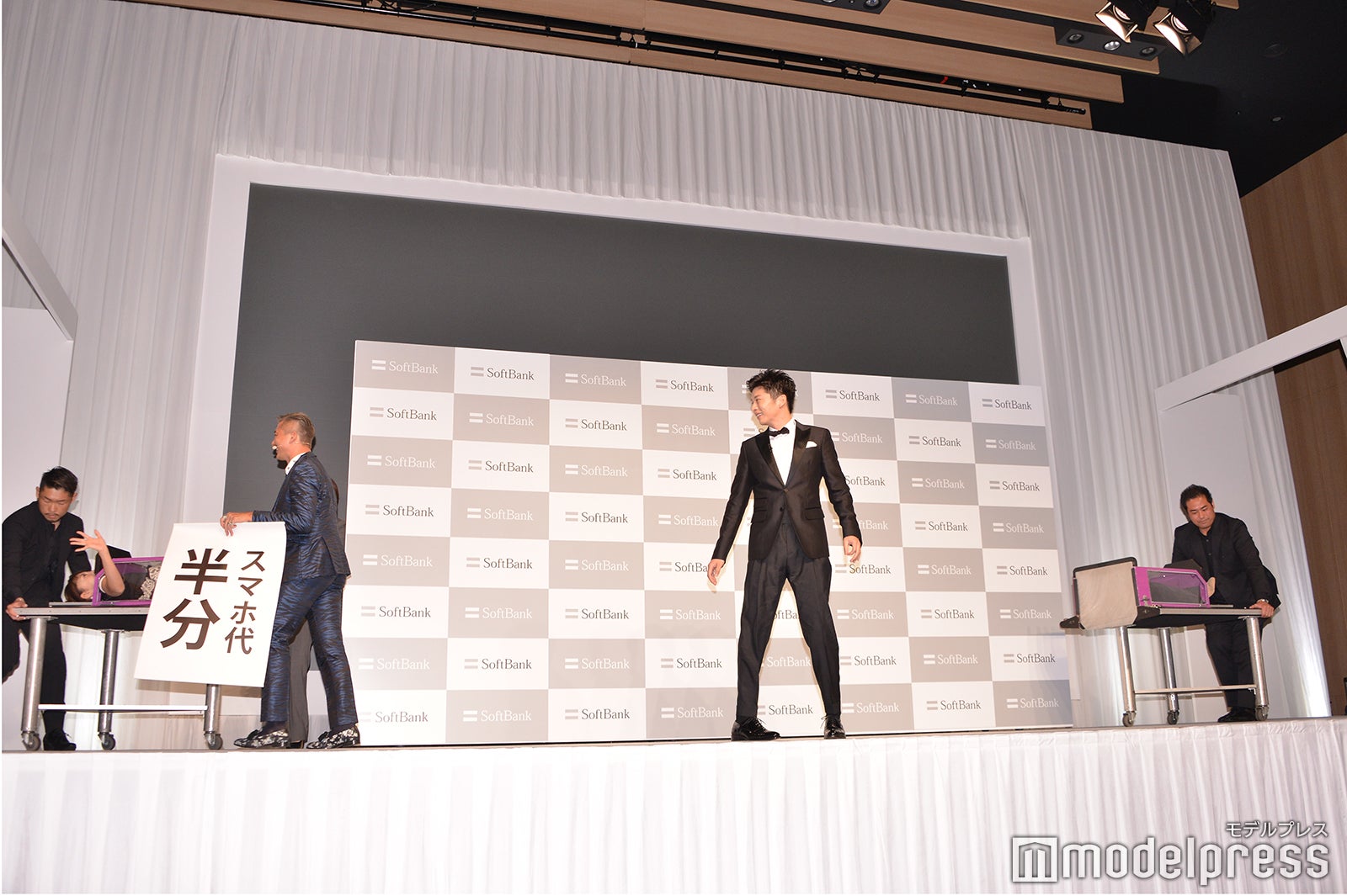 イリュージョンを終えひとり取り残されてキョロキョロする田中圭（C）モデルプレス