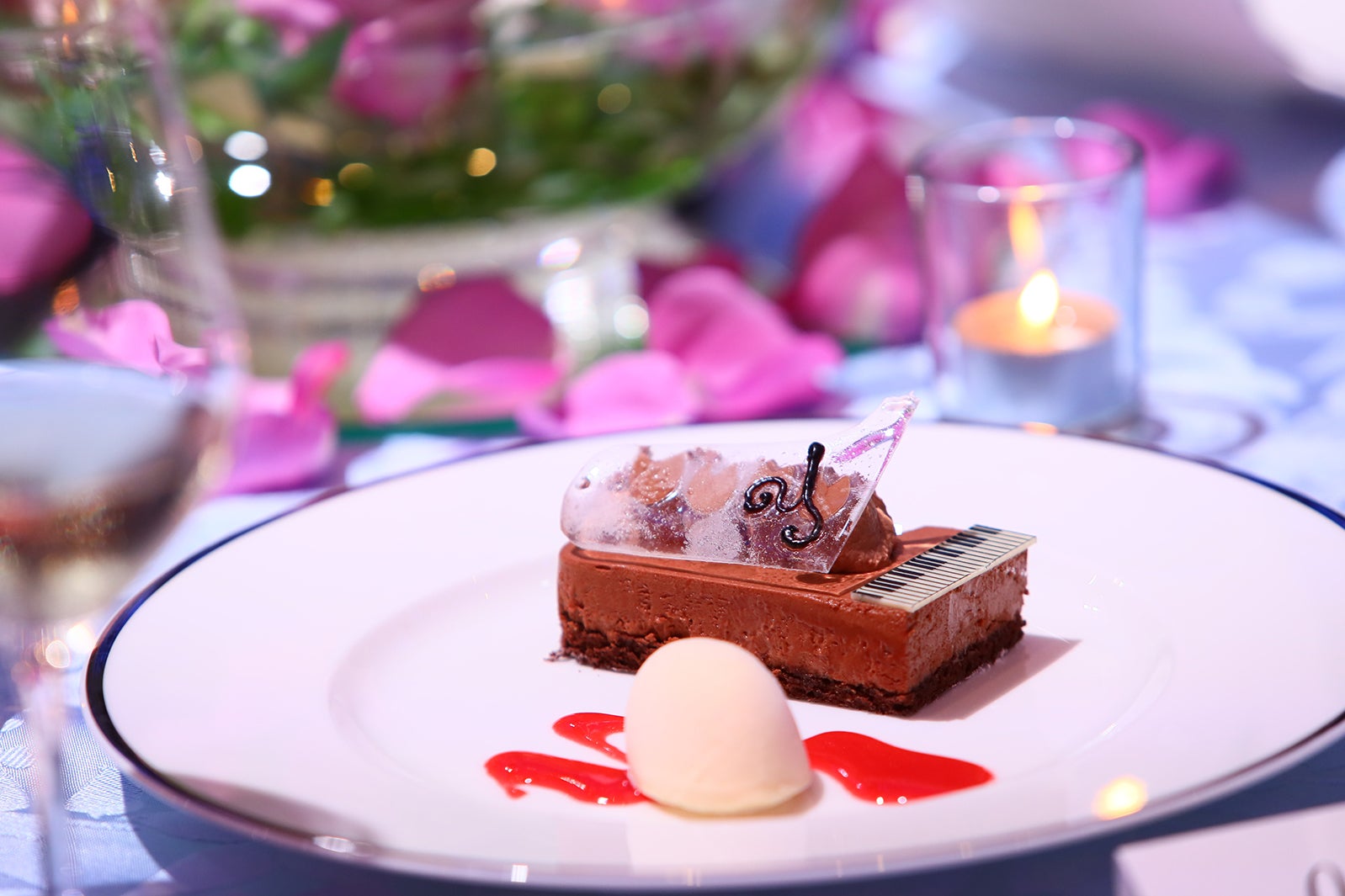 ピアノをモチーフにしたデザート（提供写真）