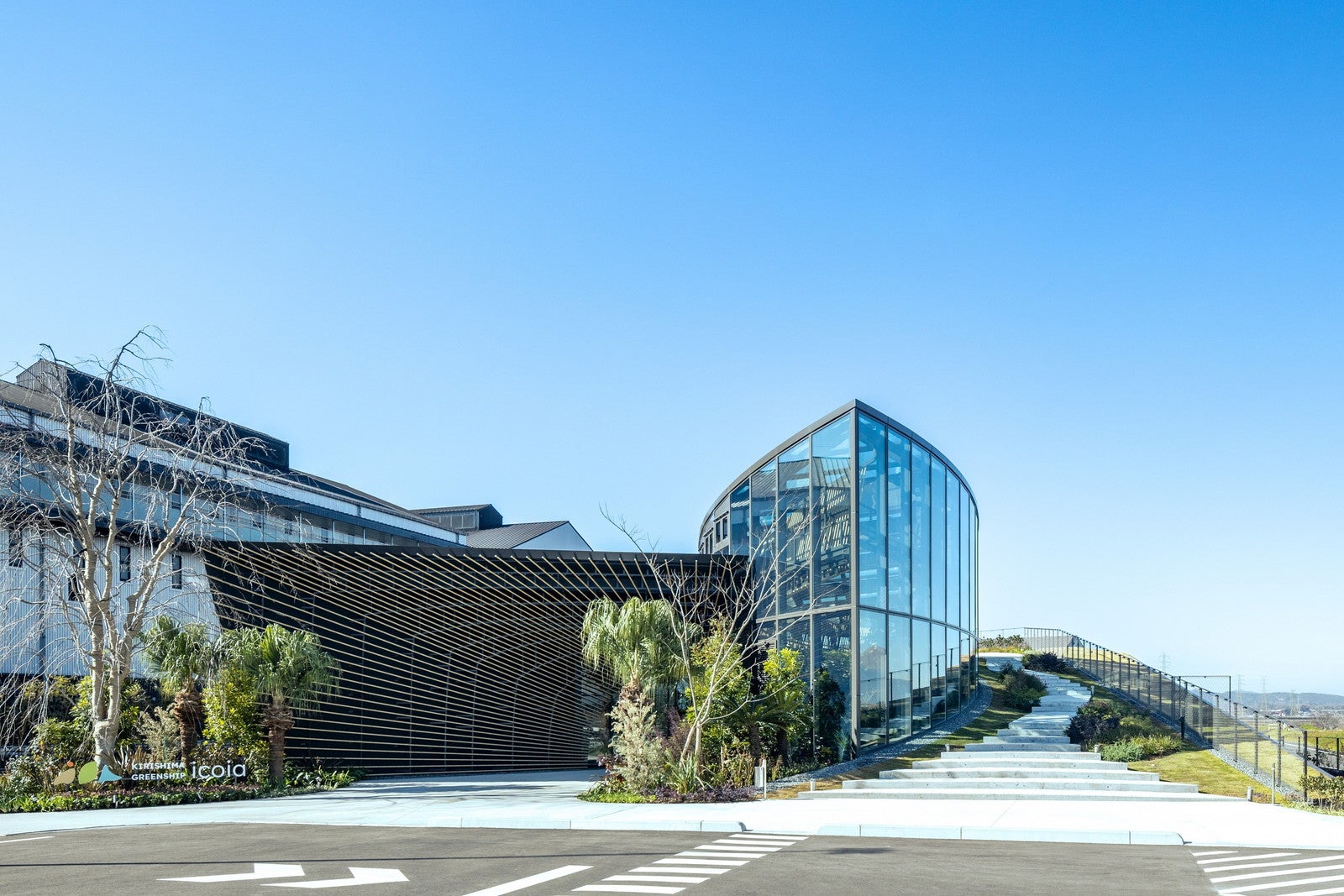 スタバ×霧島酒造コラボ施設、宮崎に1月27日開業 ドライブスルー対応カフェや植物園、屋上庭園完備