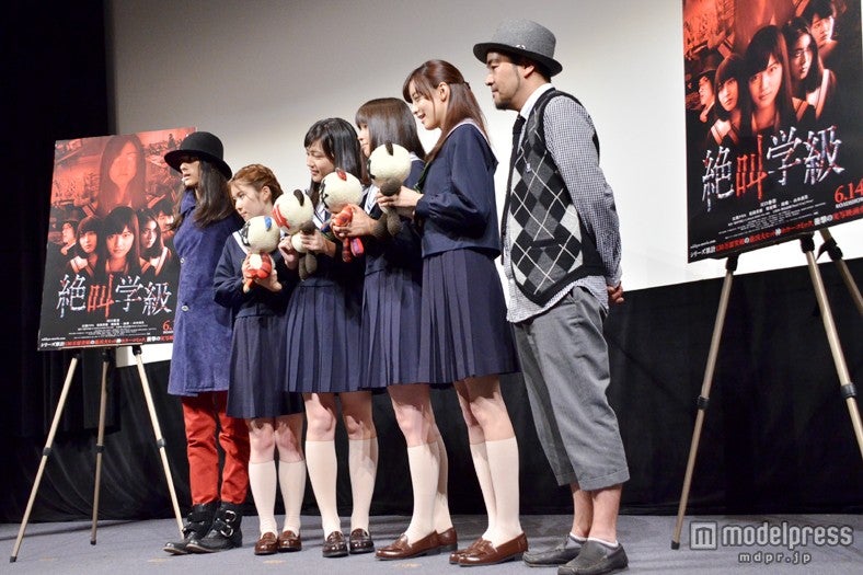 映画「絶叫学級」の完成披露試写会の様子