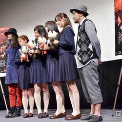映画「絶叫学級」の完成披露試写会の様子