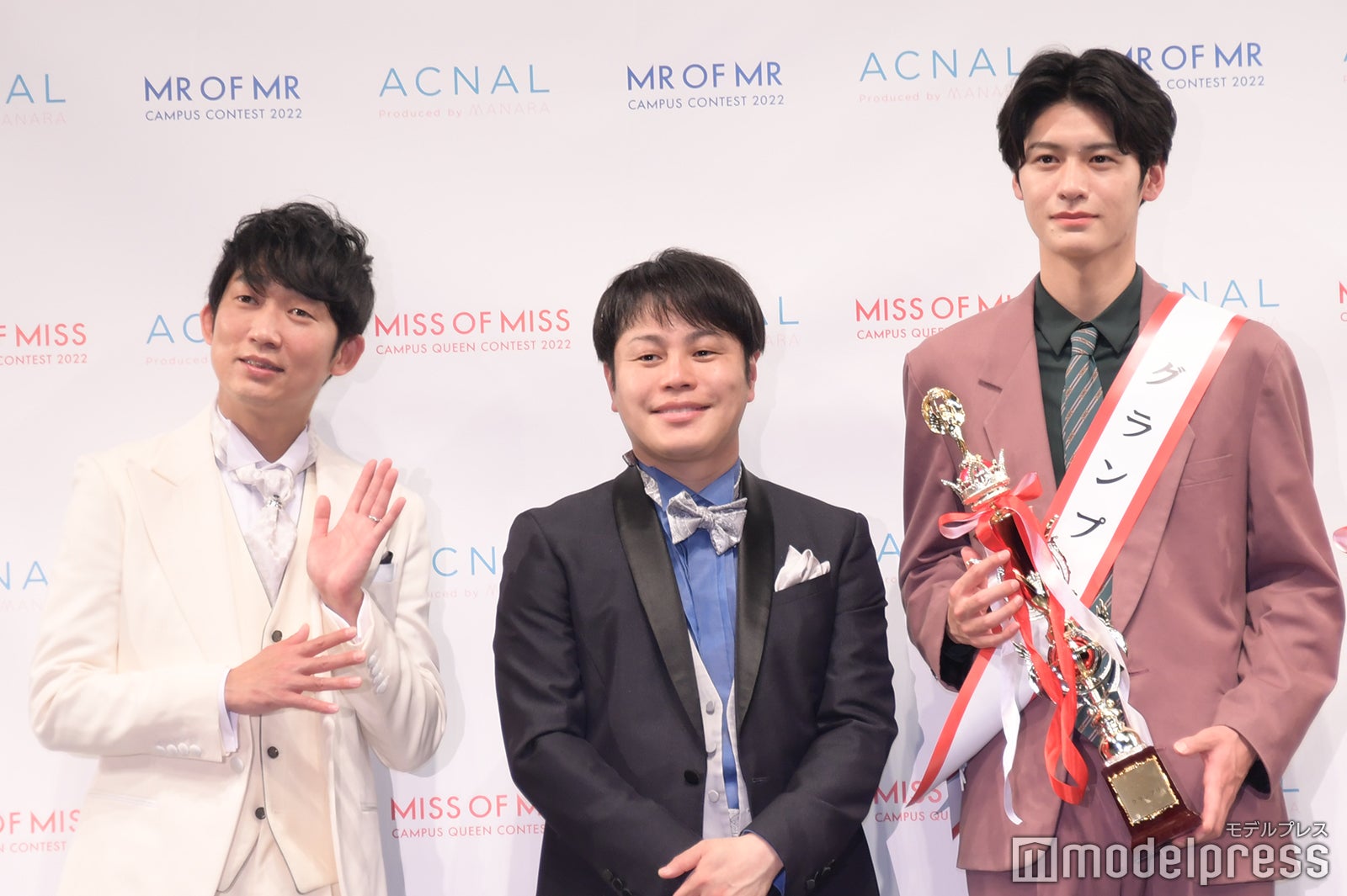 （左から）石田明、井上裕介、高尾昇吾さん（C）モデルプレス