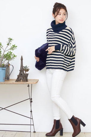 バルキーラーベンボーダーポンチョ風ニット「Pierrot」2,990円（税込）／画像提供：Pierrot