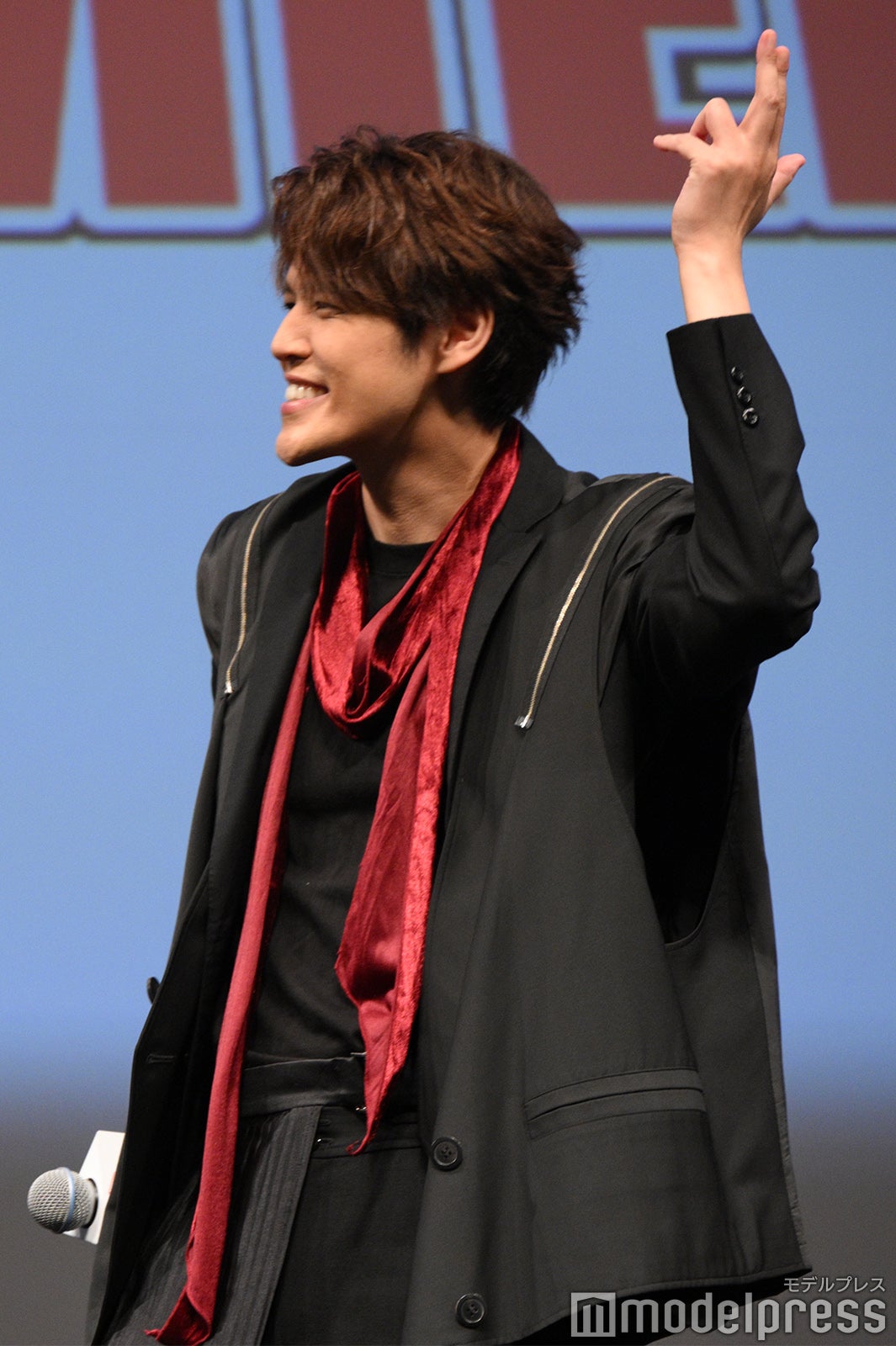 「AnimeExpo2024」で海外ファンから歓声を浴びている様子を再現した宮野真守（C）モデルプレス