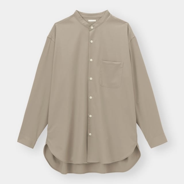 カーキカラーのバンドカラーシャツ