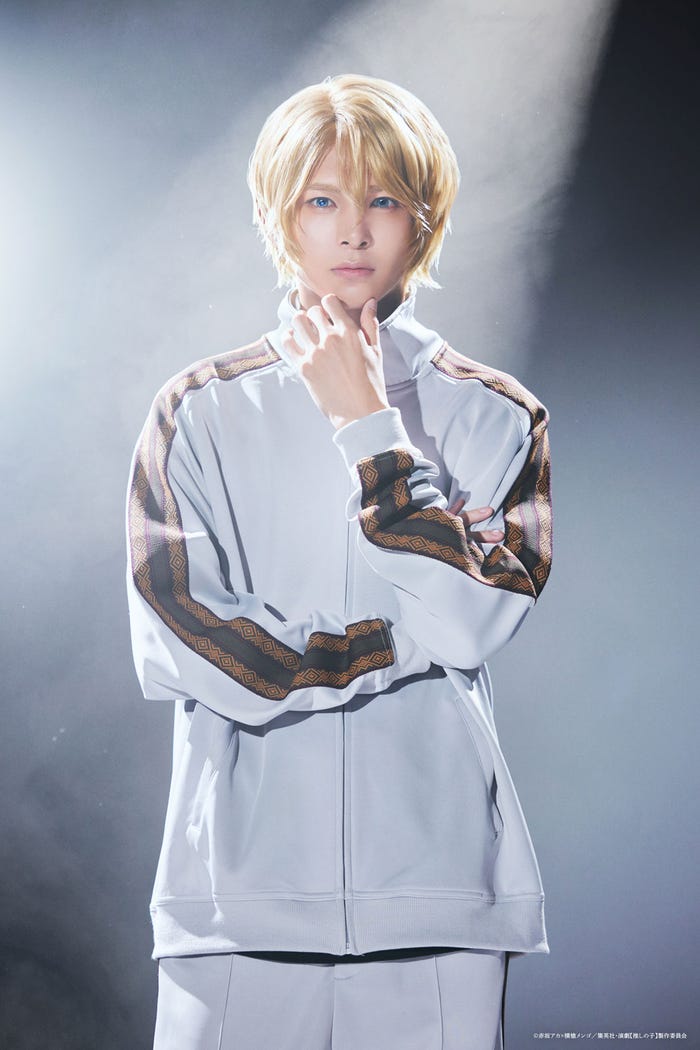 アクア役:小宮璃央【推しの子】キャラクタービジュアル(C)赤坂アカ×横槍メンゴ/集英社・演劇【推しの子】製作委員会