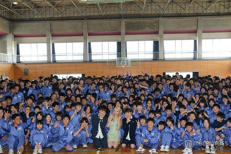 水沢アリー（中央）が福島の中学校を訪問