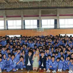 水沢アリー（中央）が福島の中学校を訪問