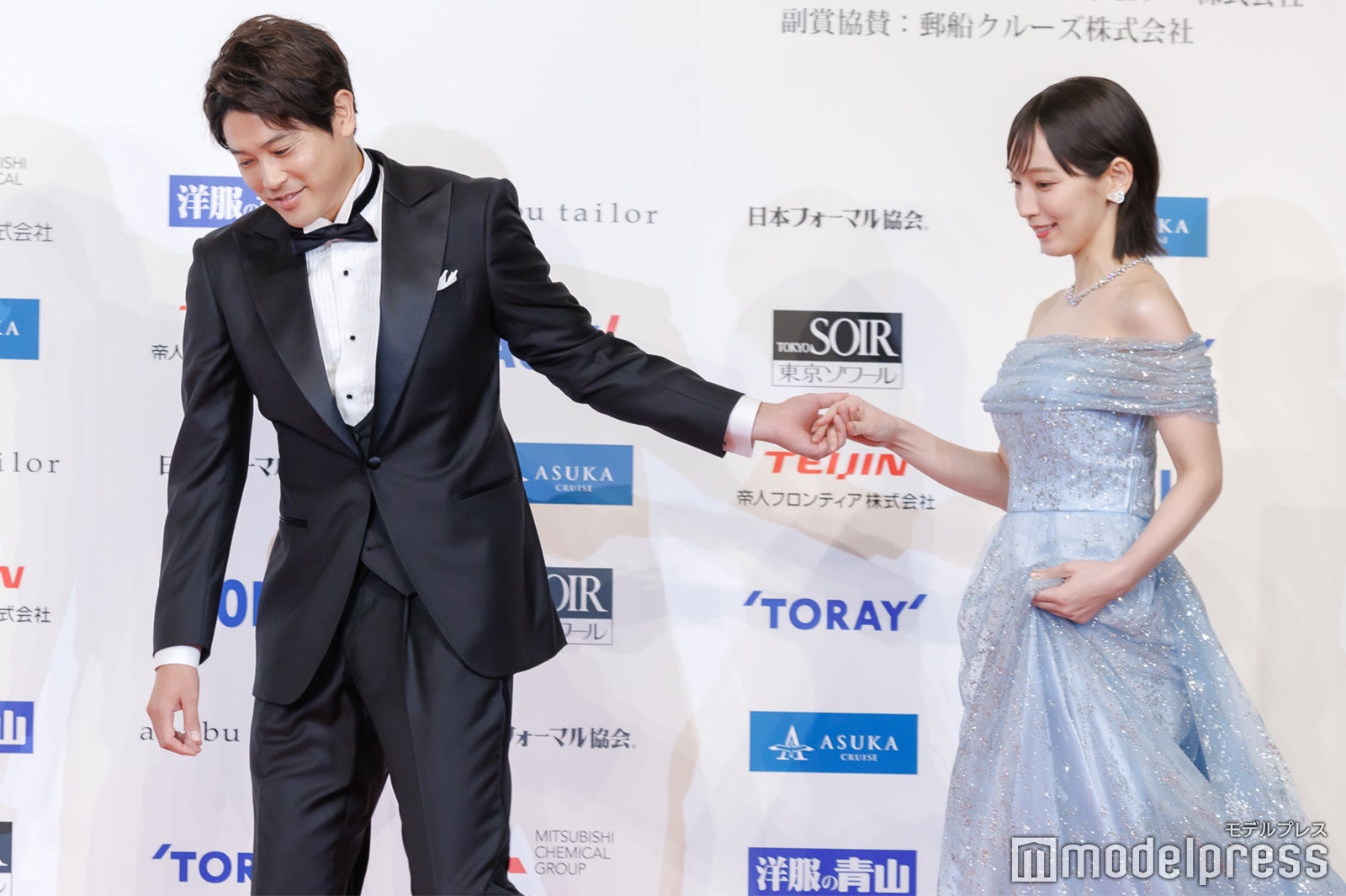 吉岡里帆をエスコートする内田篤人（C）モデルプレス