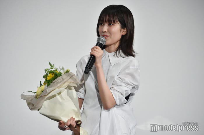 道枝駿佑にメッセージを送った福本莉子(C)モデルプレス