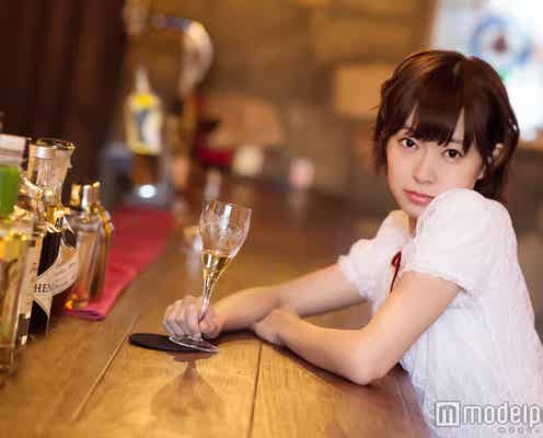 渡辺美優紀、ワイン片手に大人の色気漂う「女のひとりバー飲み」気になる疑問をマスターに聞く<みるきー オトナ行き Vol.39>
