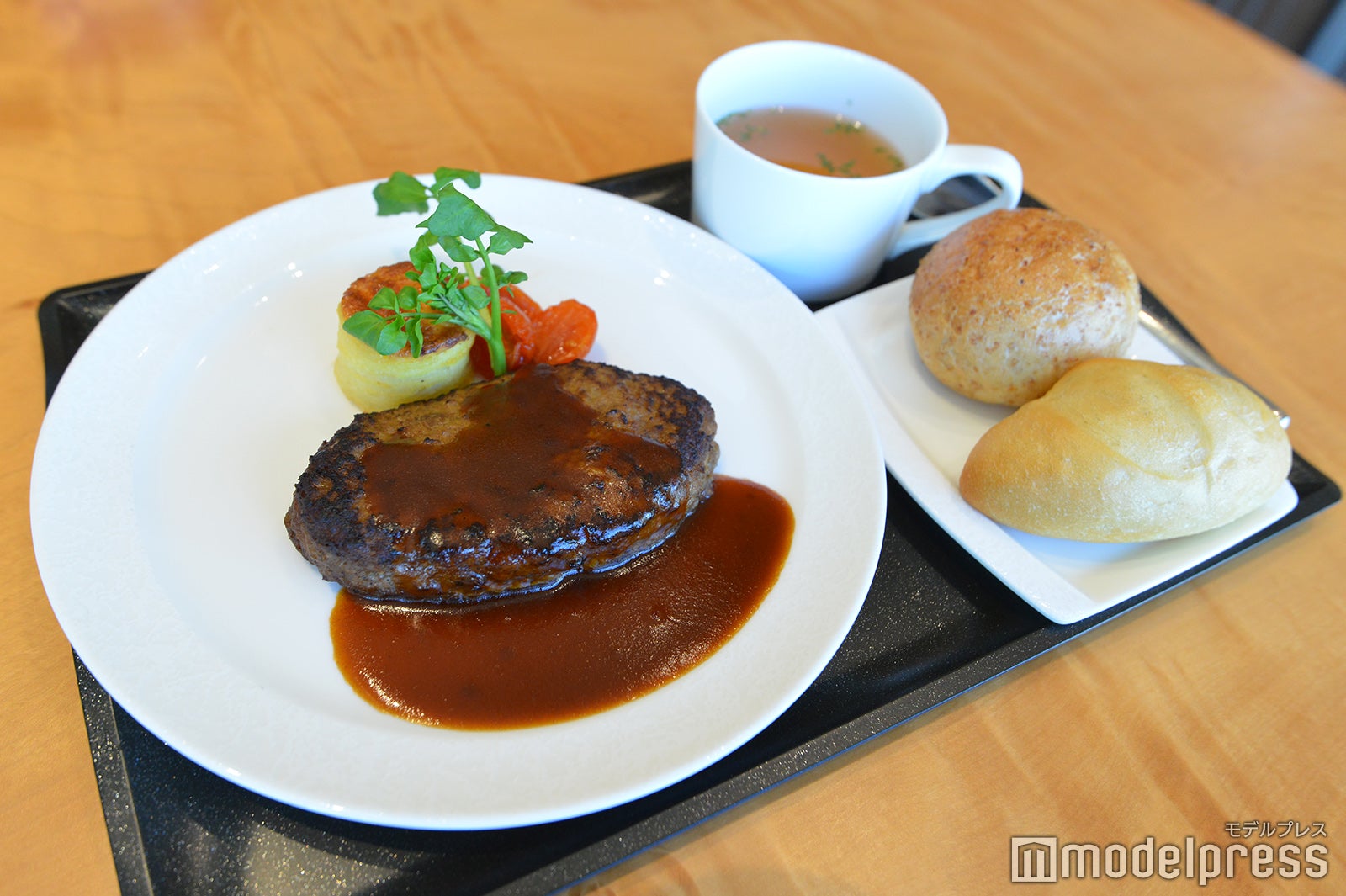 ANA清水総料理長監修オリジナルビーフハンバーグ／ANA SUITE LOUNGE（C）モデルプレス