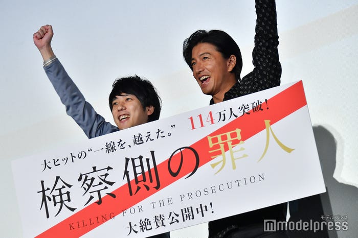 フォトセッションではしゃぐ二宮和也(左)&木村拓哉(右)/(C)モデルプレス