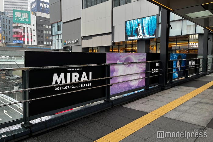 フクラスデッキに桜田通の広告が出現(C)モデルプレス