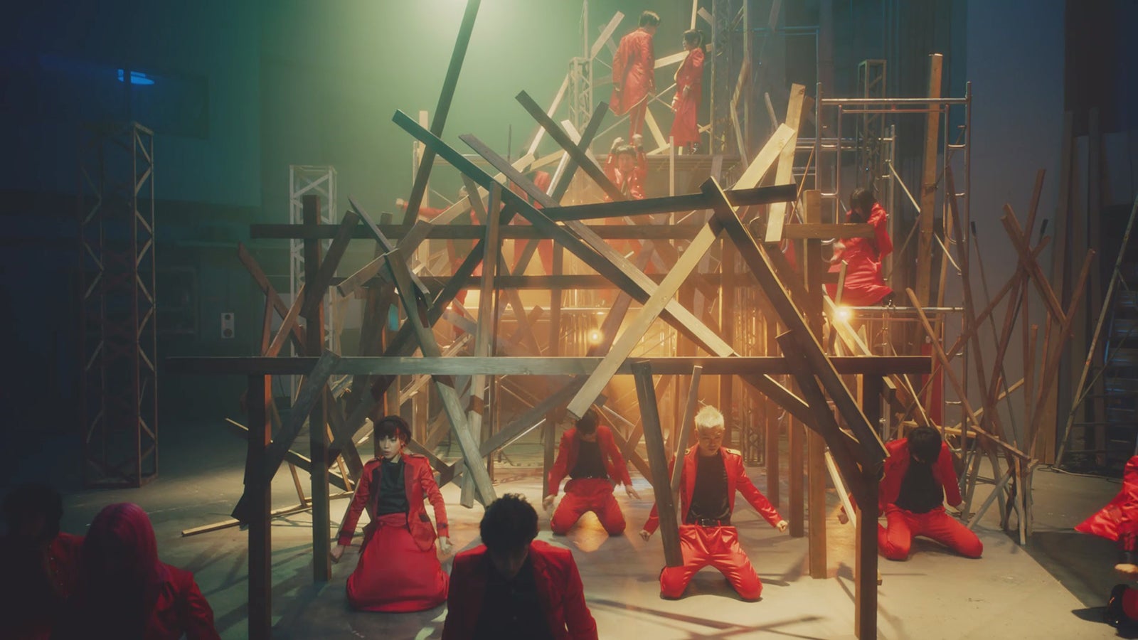 吉本坂46RED「君の唇を離さない」MVより（提供写真） 