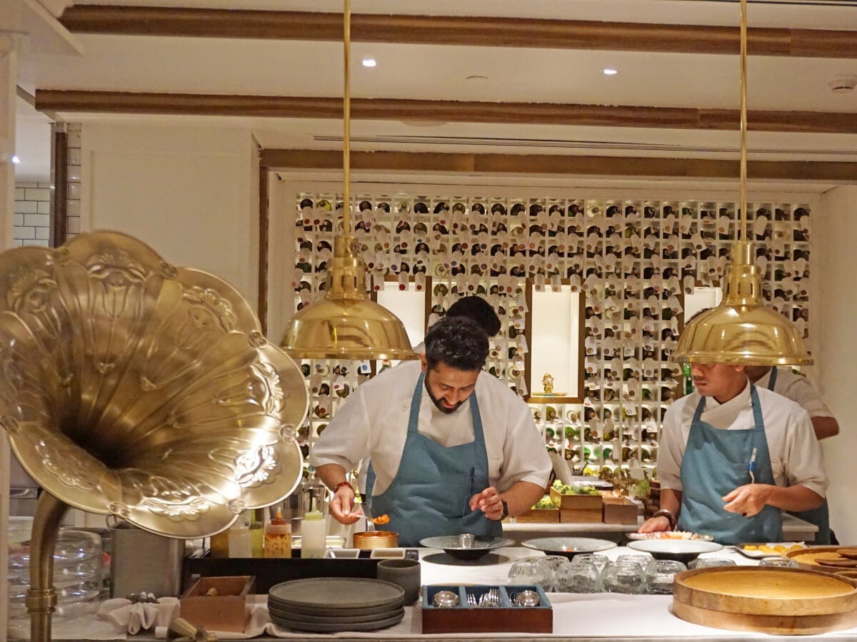 アヴァタラはオープンキッチンで調理している姿が見えるのも楽しい