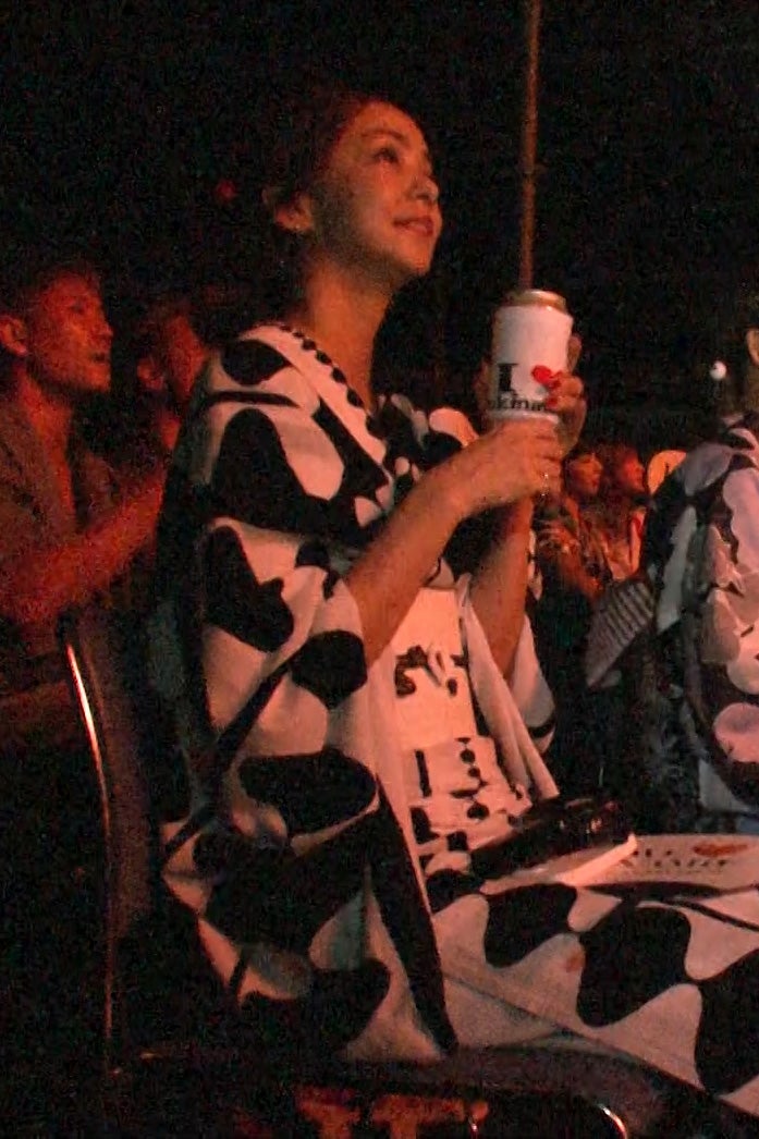 引退日に花火大会を観覧する安室奈美恵（提供写真）