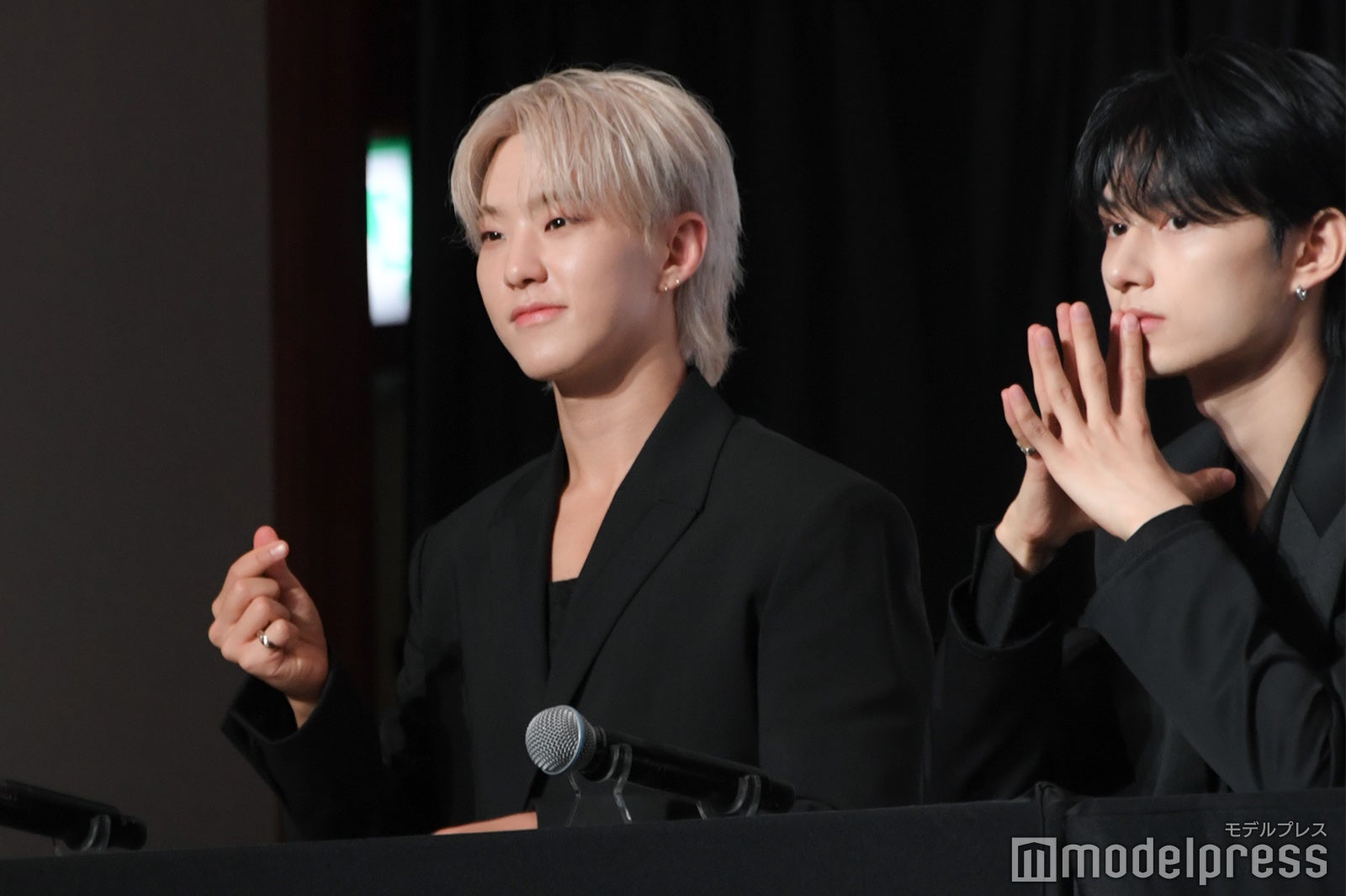 ハートを飛ばすHOSHI（ホシ）、JUN（ジュン）（C）モデルプレス