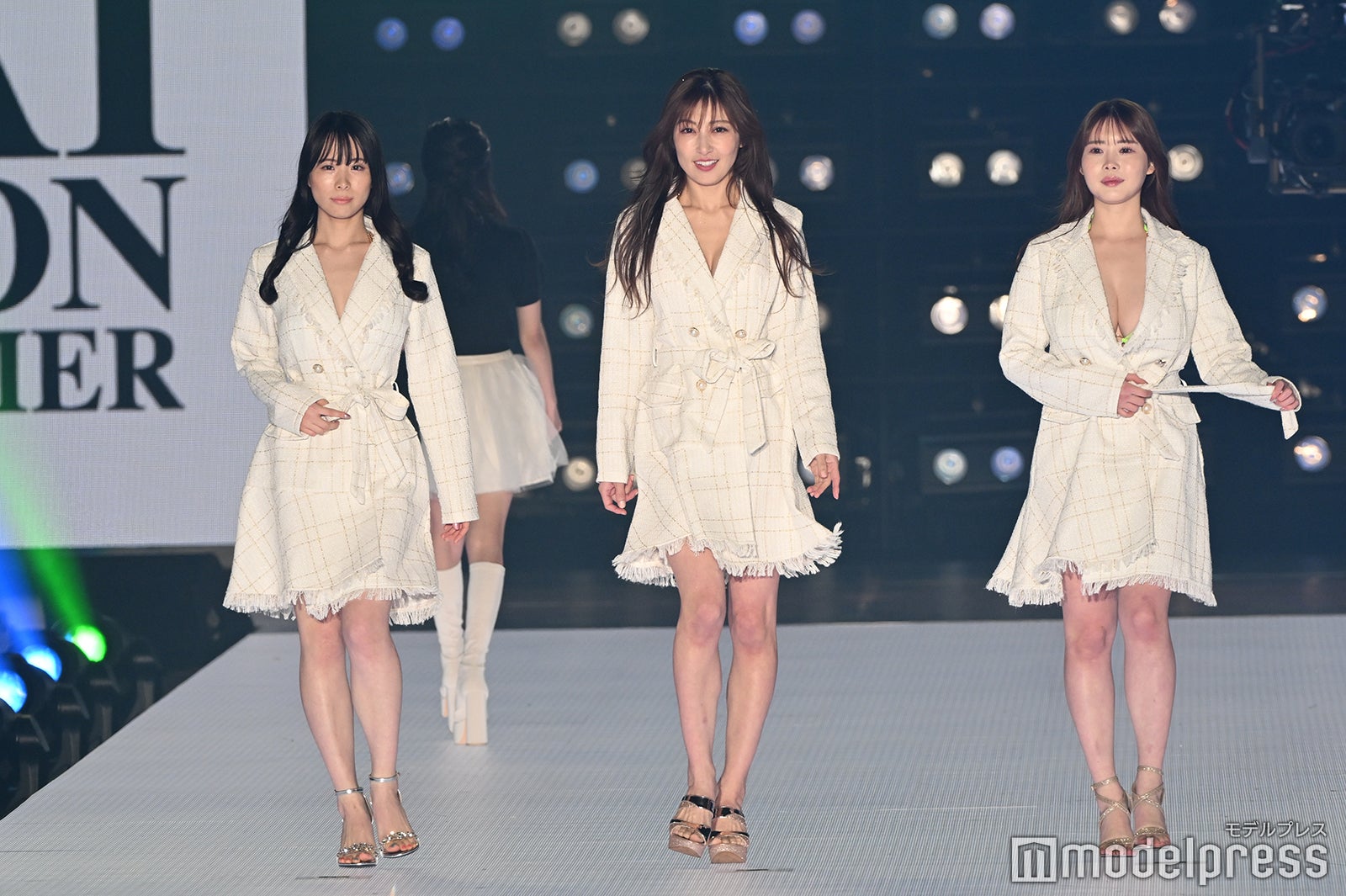 熊田曜子ら、突如コート脱ぎ水着姿に 清流あゆ・白川愛梨と美バスト開放【関西コレクション 2024 S／S】