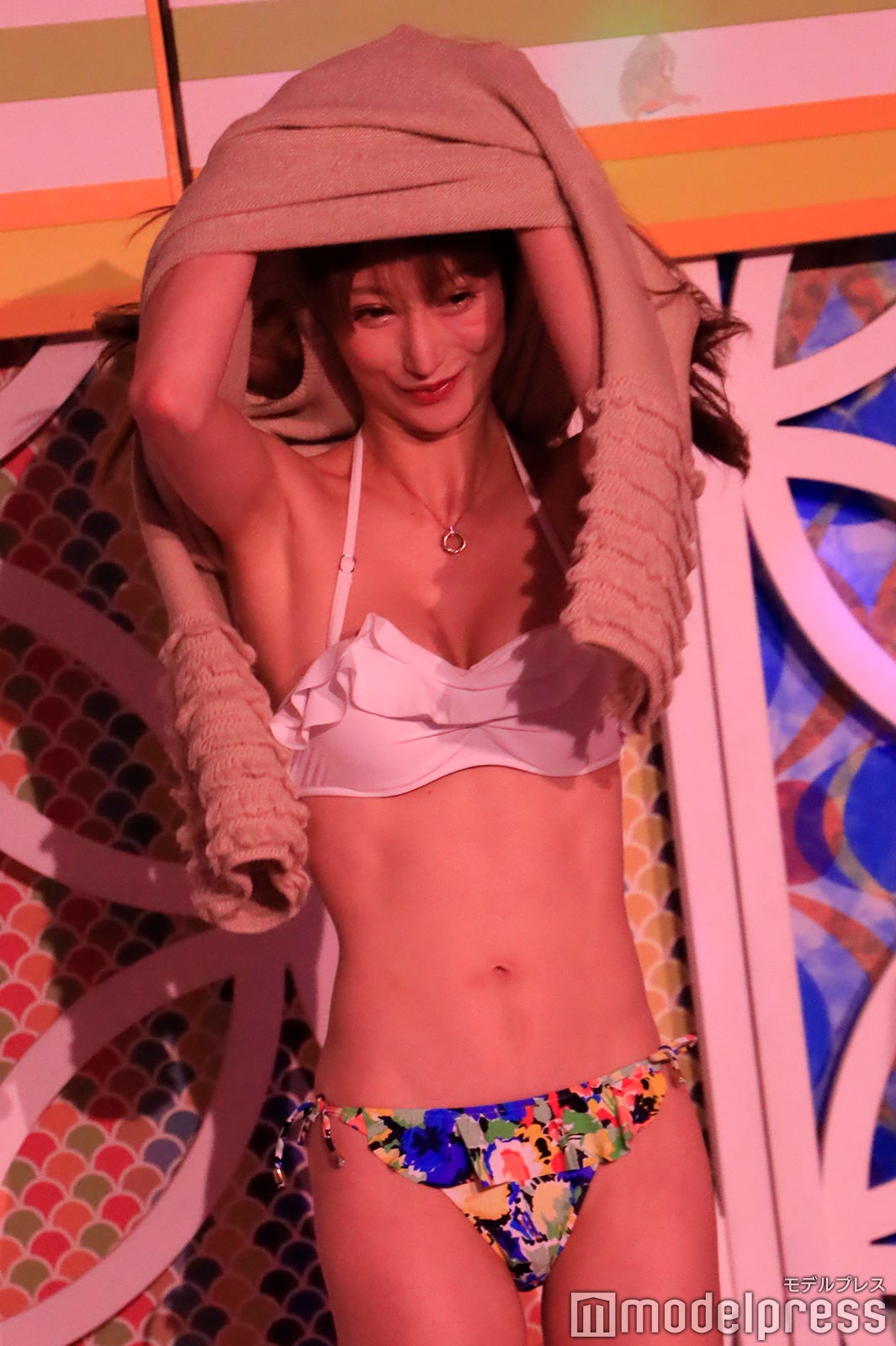 生脱ぎを披露した松山英礼奈（C）モデルプレス