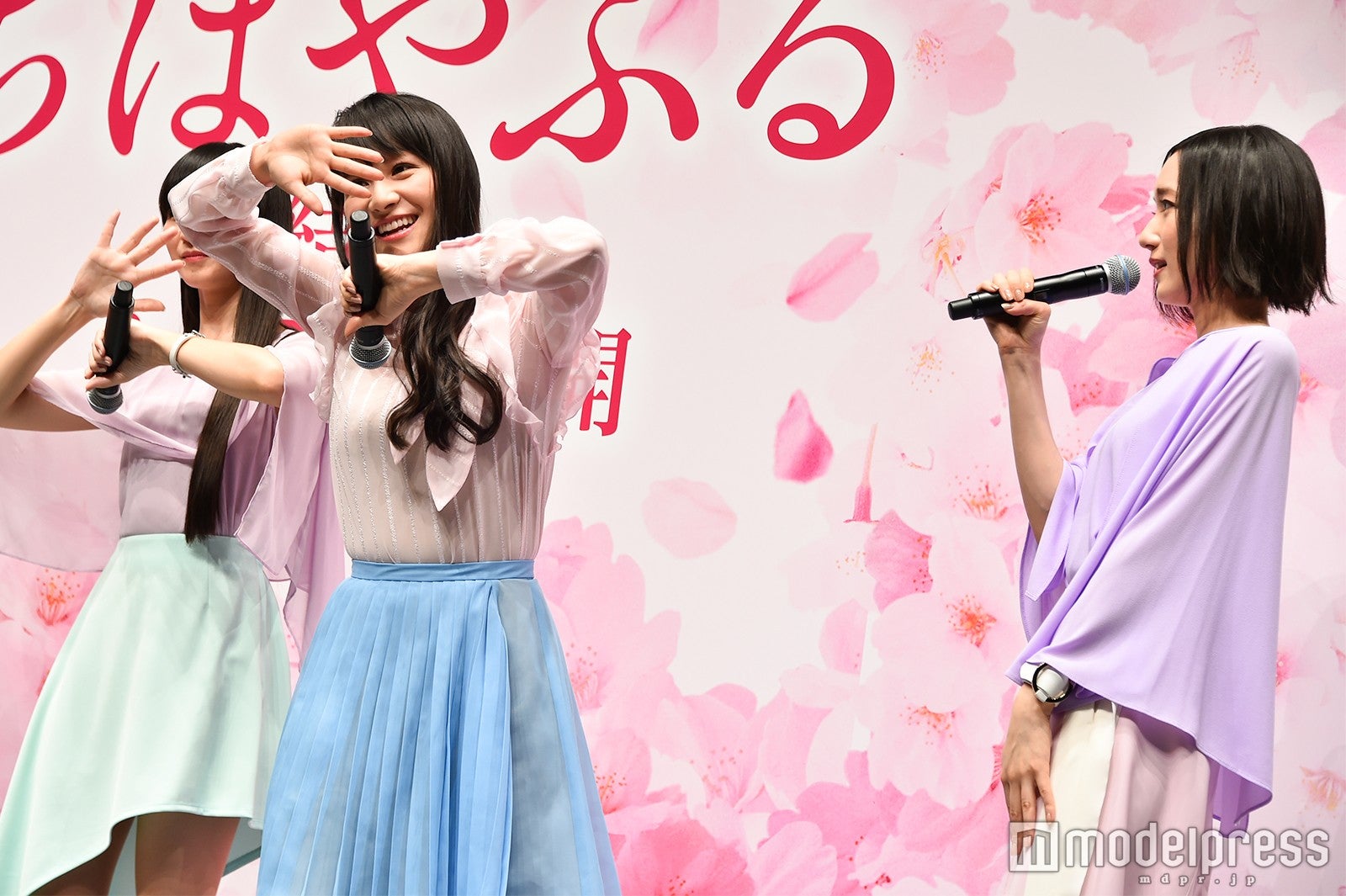 振り付けを指導するかしゆか、あ～ちゃん、のっち （C）モデルプレス