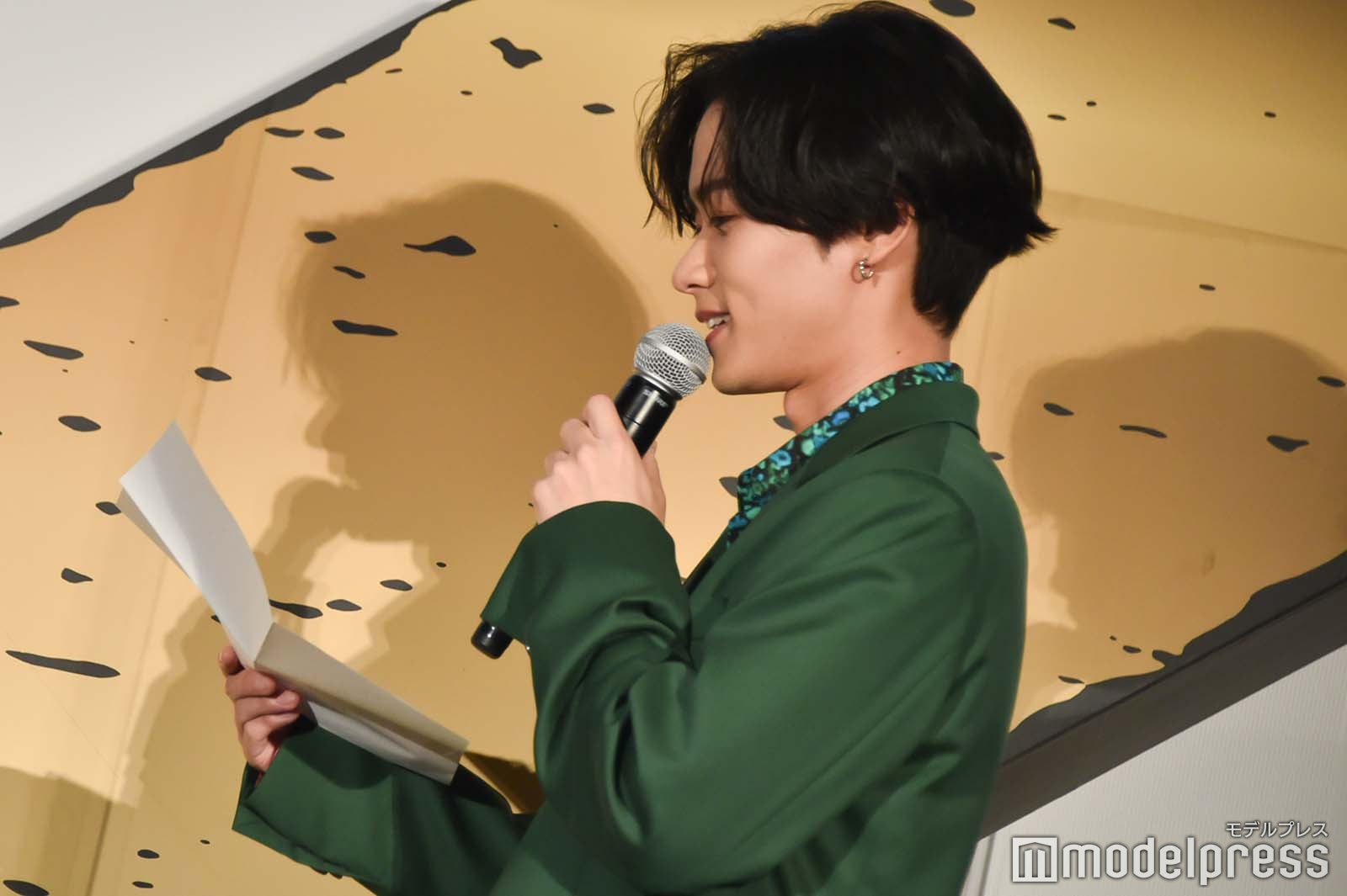 手紙を読む川村壱馬 （C）モデルプレス