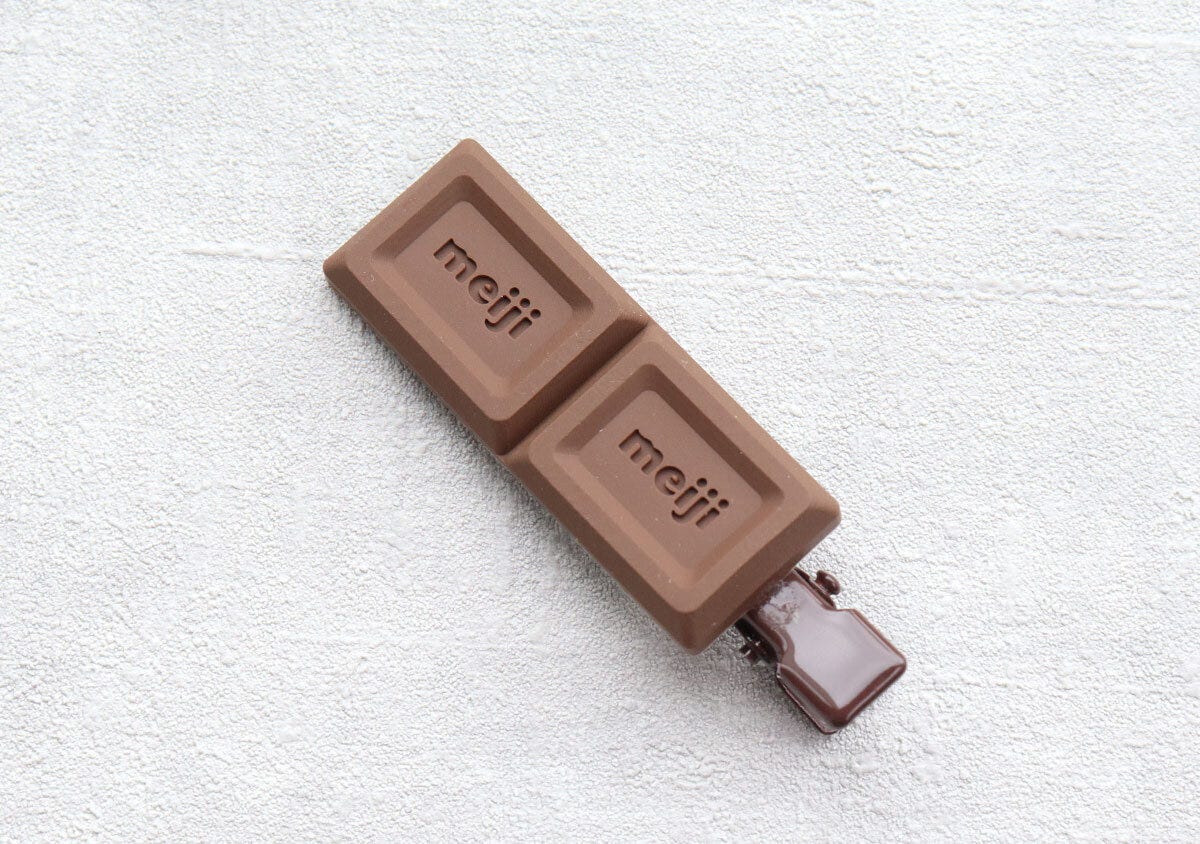 明治ミルクチョコレートの板チョコが2つ連なったデザインのクリップ 明治ミルクチョコレートの板チョコが2つ連なったデザインのクリップ