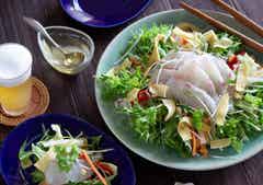 簡単にボリュームおかずが完成 カリカリ食感が決め手の中華風お刺身サラダ モデルプレス