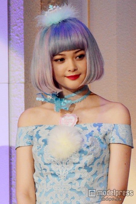 玉城ティナ、美デコルテ大胆披露 妖艶な魅力にうっとり