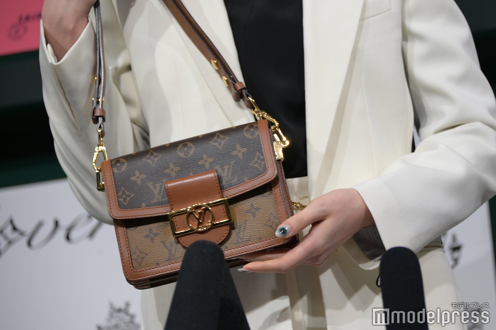 バッグを見せる三吉彩花（C）モデルプレス