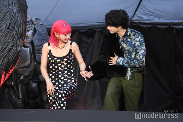 仲里依紗を中島健人が優しくエスコート(C)モデルプレス