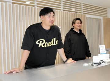 阪神 佐藤輝明がアパレルブランドで1日店長 ブラックスタイルで“満点接客” ファンもニコニコ