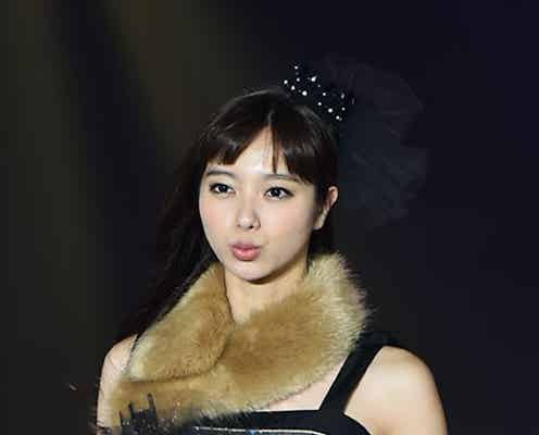 新川優愛、ミニドレスではしゃぎながらのランウェイ 会場がスマイルに<GirlsAward 2015 A/W>