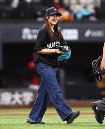 五輪金メダリスト村瀬心椛 異例の4月2度目の始球式 客席沸く