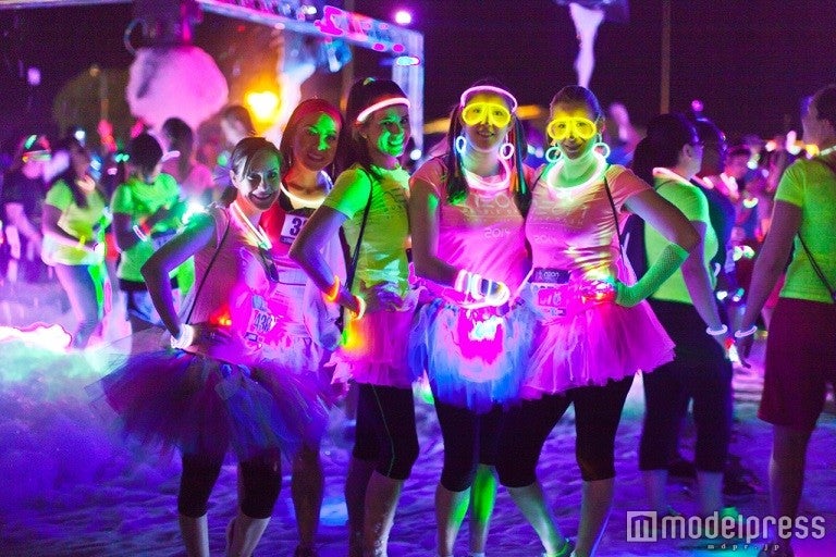 泡×光のラン「NEON BUBBLE DASH」日本初上陸　巨大泡キャノンで5000人が泡まみれ
