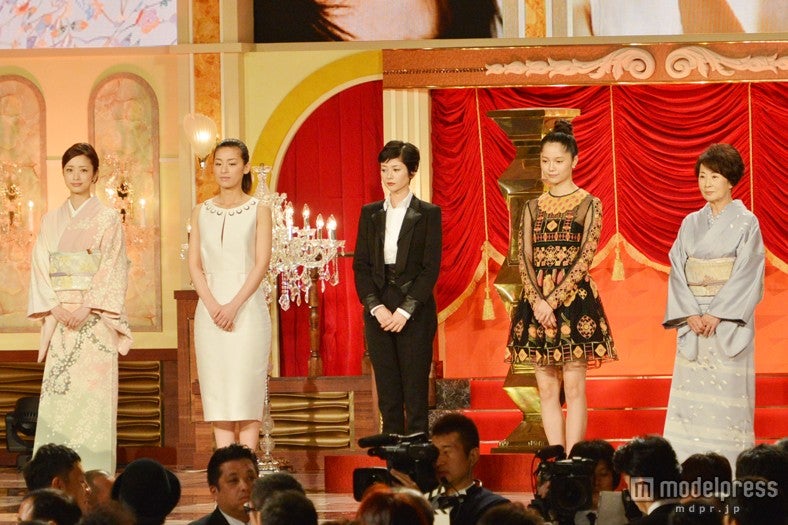 第37回日本アカデミー賞「優秀主演女優賞」の受賞者（左より）上戸彩、尾野真千子、真木よう子、宮崎あおい、吉行和子