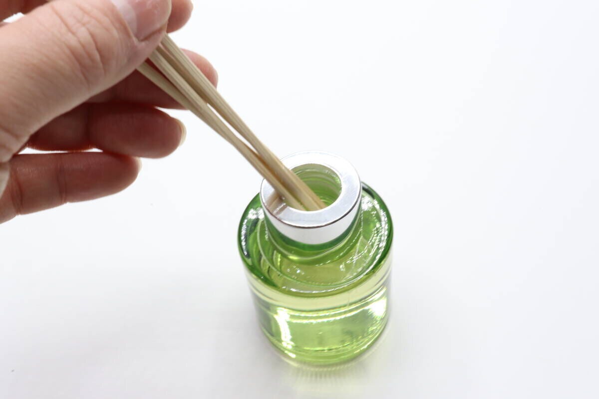 ダイソーのボールスティックディフューザー（50mL、ウッド）の使用例