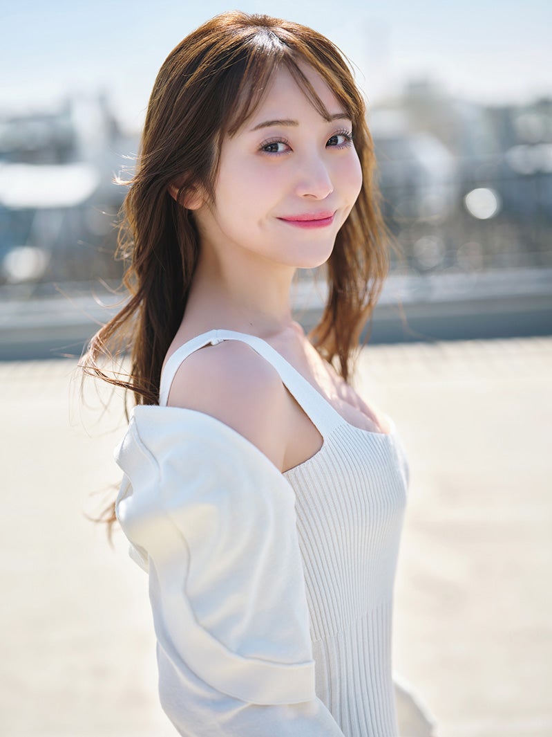 上智大卒・かとゆり、胸元ざっくりキャミ姿 デコルテ＆色白美肌際立つ