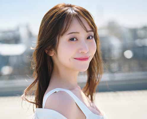 上智大卒・かとゆり、胸元ざっくりキャミ姿 デコルテ&色白美肌際立つ