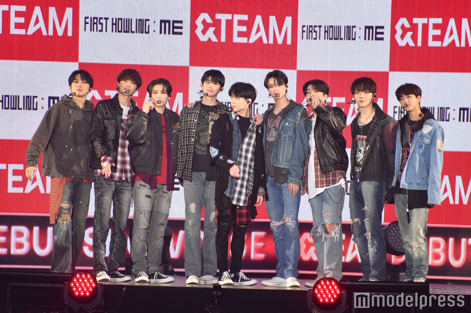 MAKIもカメラマンに気づく／FUMA、EJ、YUMA、JO、HARUA、K、MAKI、NICHOLAS、TAKI／&TEAM（C）モデルプレス