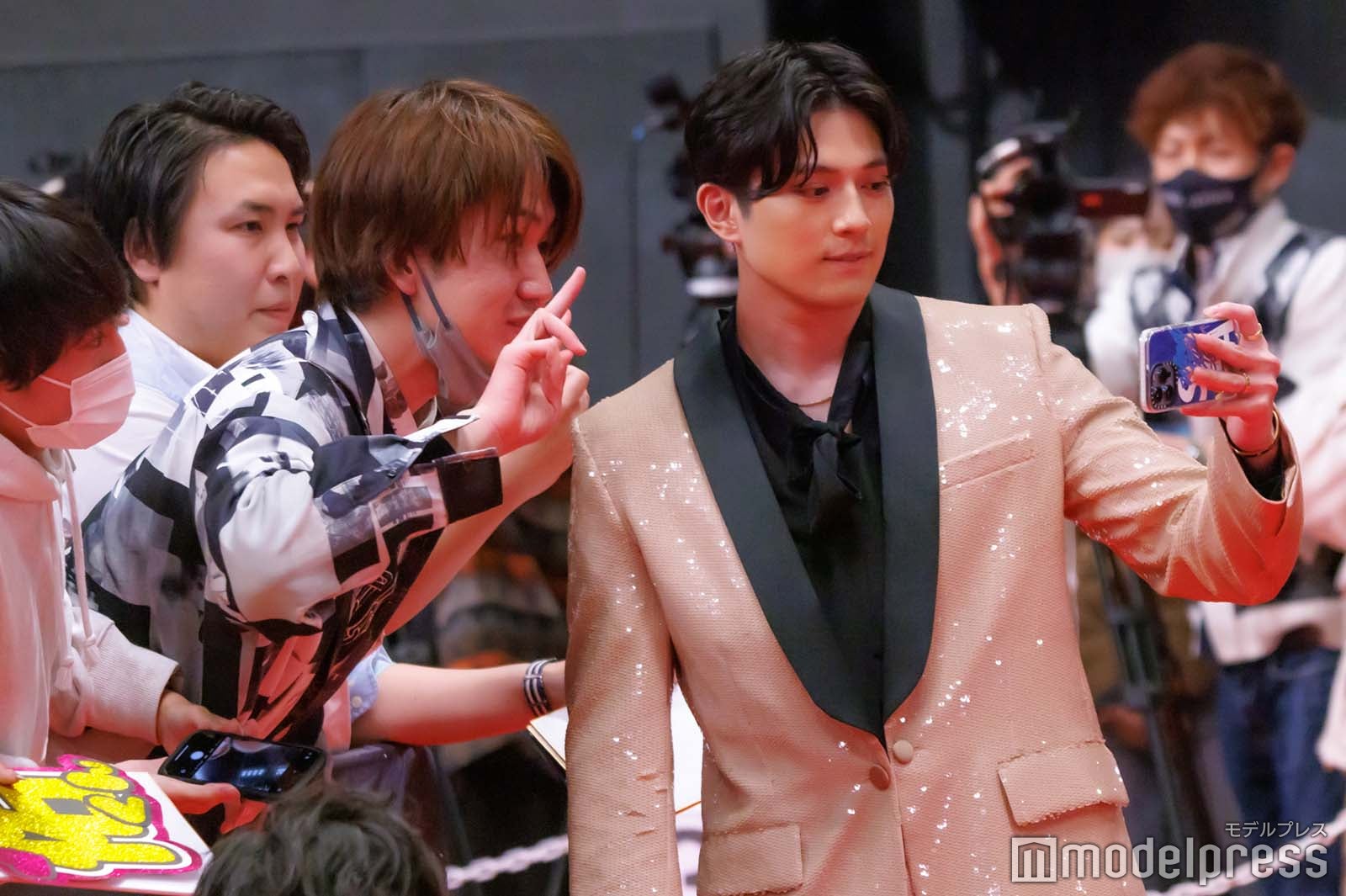 ファンと撮影する新田真剣佑（C）モデルプレス