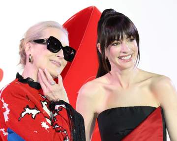 ドレスも全て超ゴージャス！「プラダを着た悪魔2」メリル・ストリープ＆アン・ハサウェイが初の2ショ来日 粋なファンサービスに大熱狂