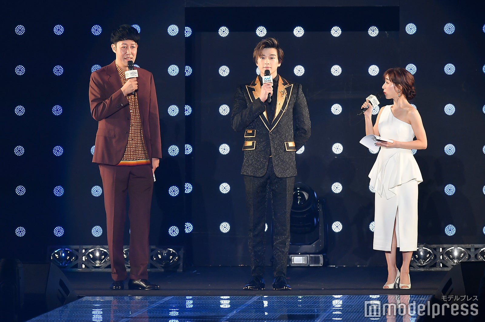 （左から）小籔千豊、新田真剣佑、田中みな実（C）モデルプレス