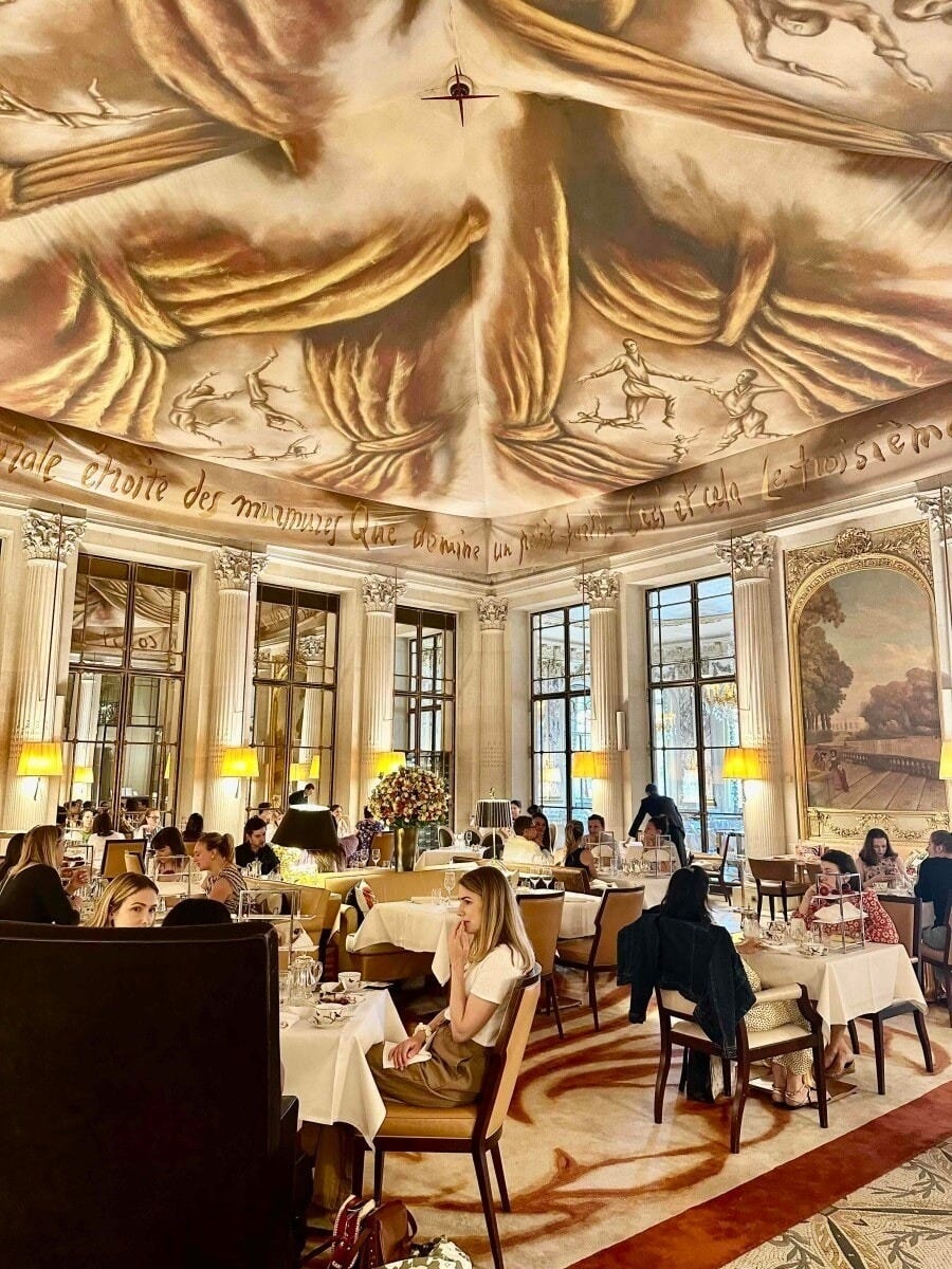 ダイニングではアフタヌーンティーを楽しんでいる方々が多数