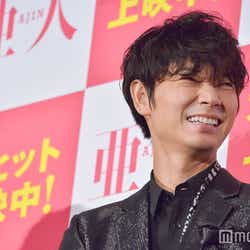 モデルプレス - 綾野剛、全裸撮影をアドリブで実施 綾野の裸を包む“香り”も佐藤健が発表し会場ざわつく