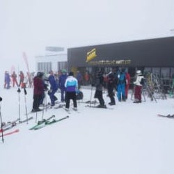 スイスのスキーリゾートで変異種、ディズニーパリ閉鎖継続