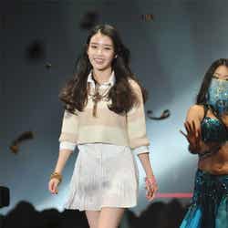 ランウェイをウォーキングしたIU