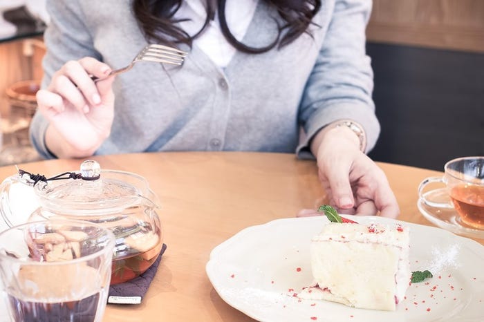 食べ物を口実に誘ってみるのも良いかも/photo by ぱくたそ