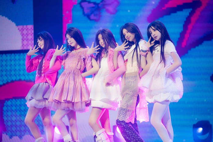 「Magnetic」を披露するILLIT/(左から)IROHA、MOKA、WONHEE、YUNAH、MINJU(P)&(C)BELIFT LAB Inc.
